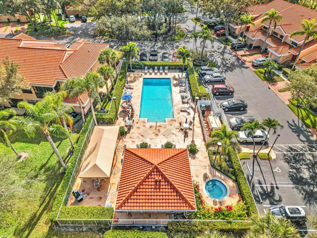 FAIRWAYS AT BOCA GOLF & TENNIS COND - Residential