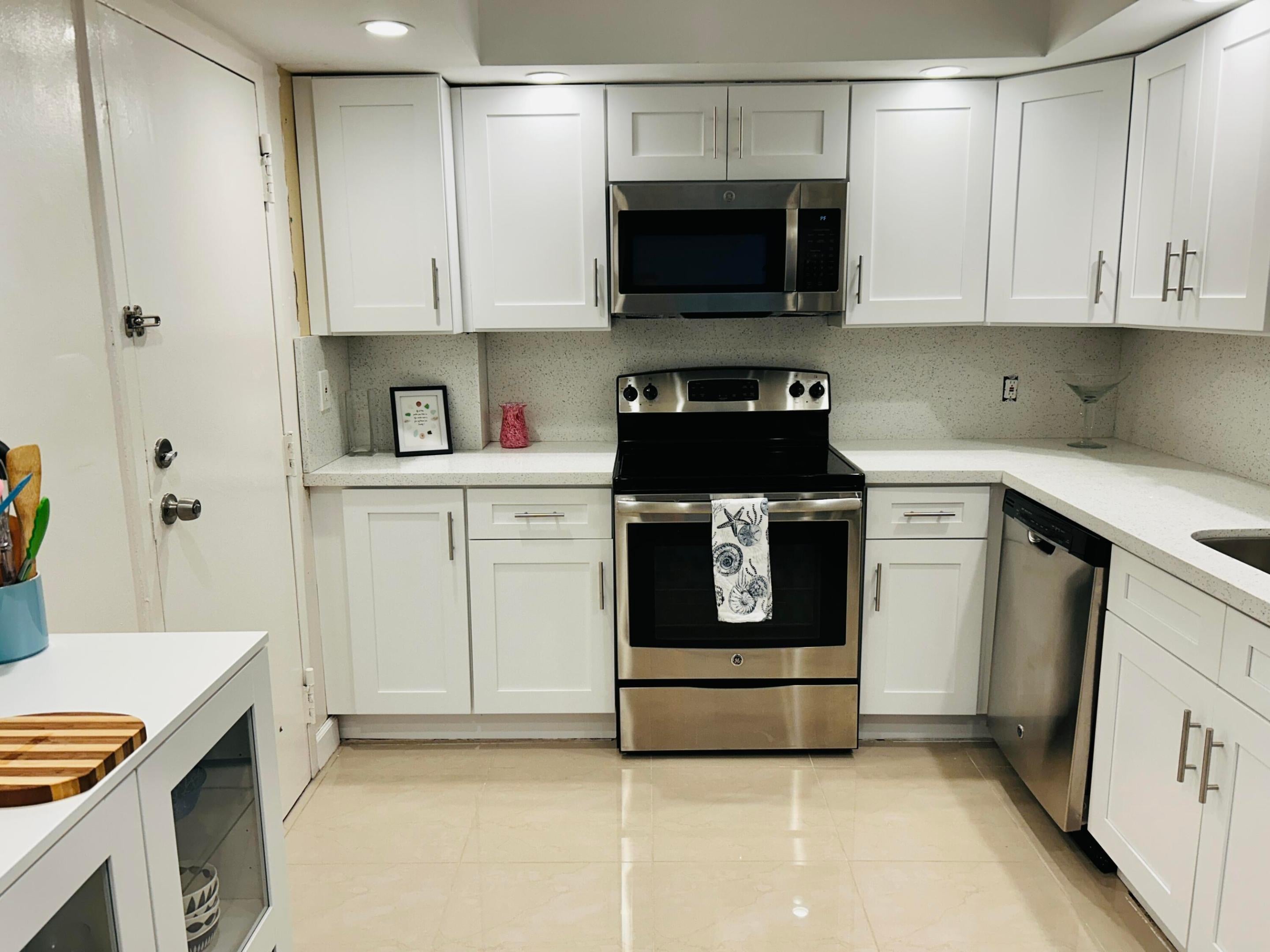 437 GOLDEN ISLES Drive 7G