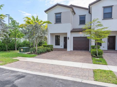 Townhouse in Pembroke Pines FL 203 159th Ter Ter 41.jpg