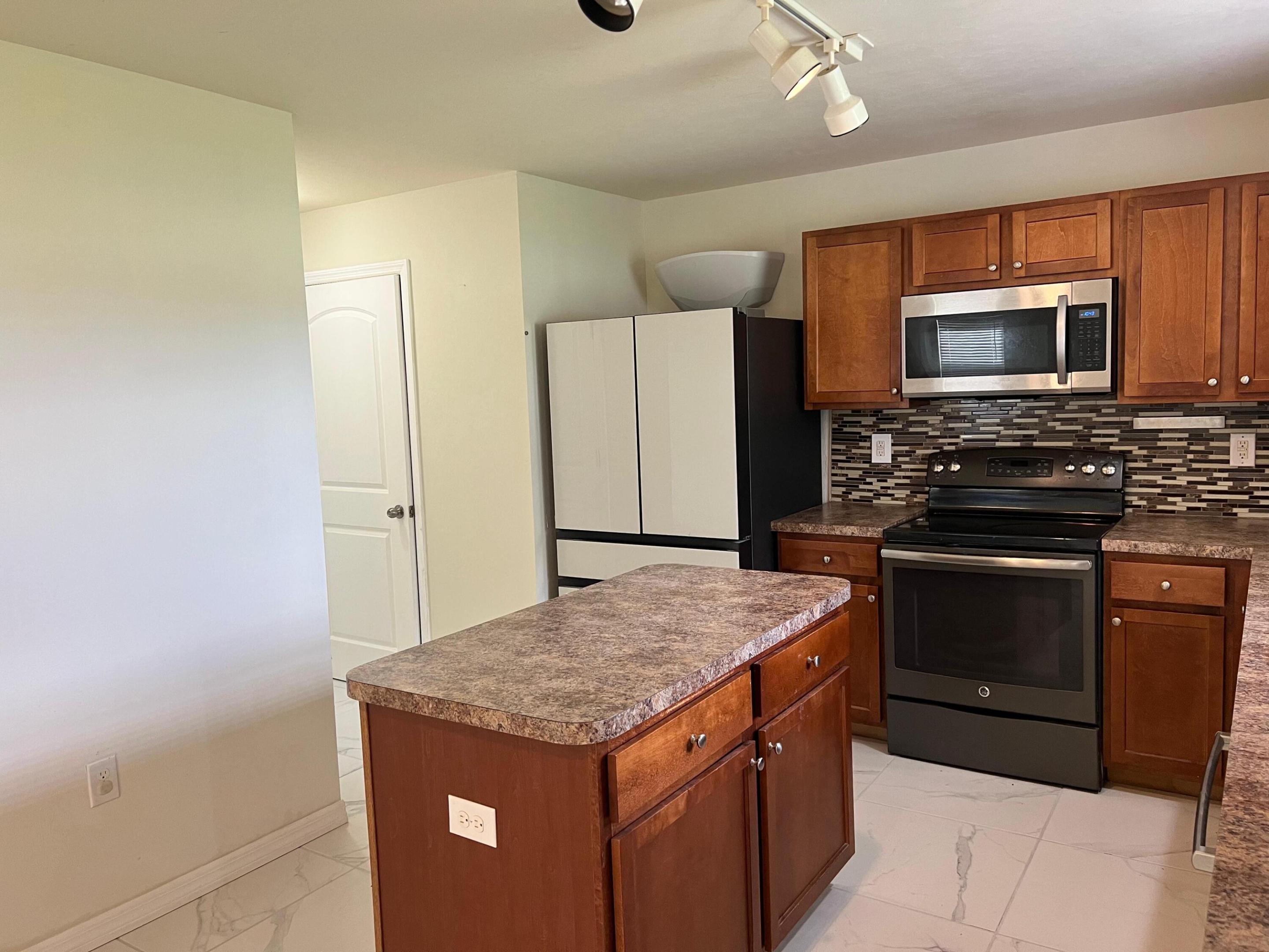 Caloosa Lakes ph 1 - Residential Lease