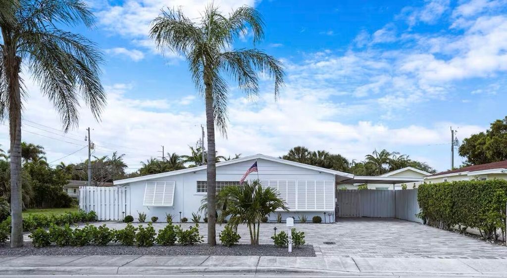 Photo of 40 SW 8th Avenue, Delray Beach, FL 33444 (MLS # R11029489)