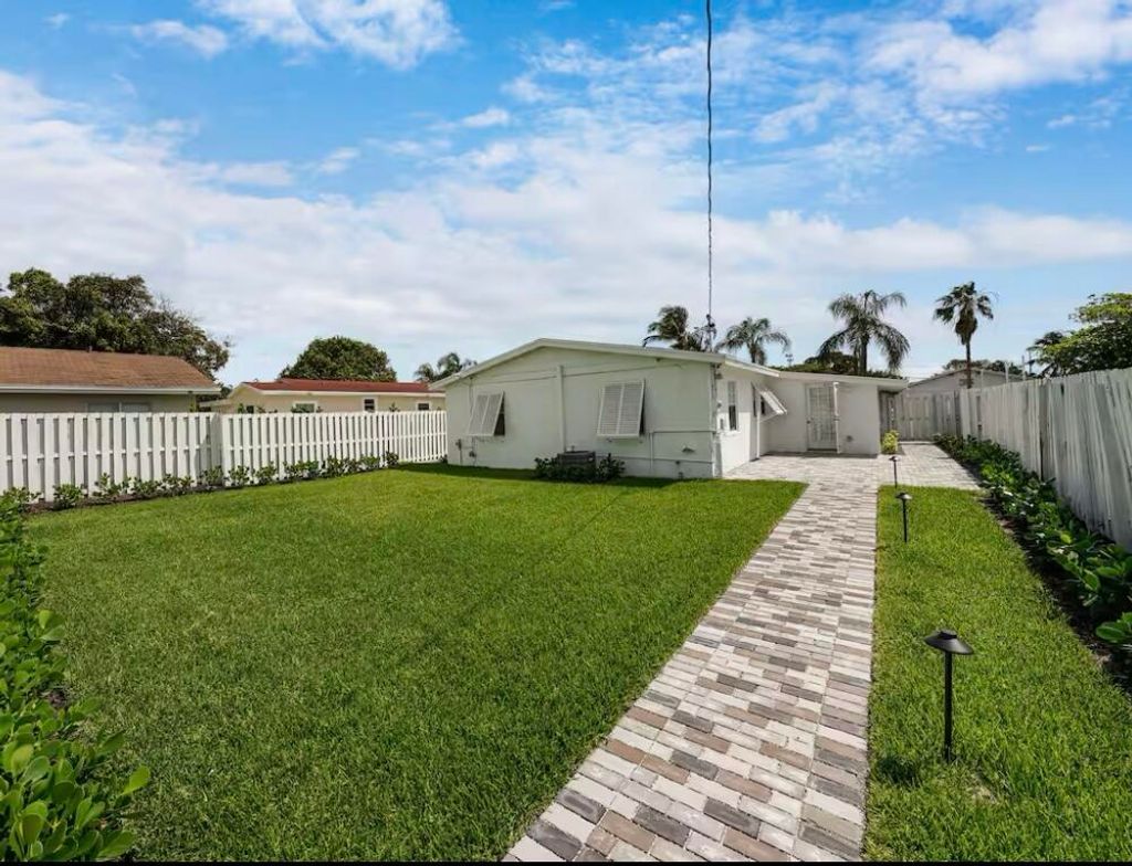Photo of 40 SW 8th Avenue, Delray Beach, FL 33444 (MLS # R11029489)