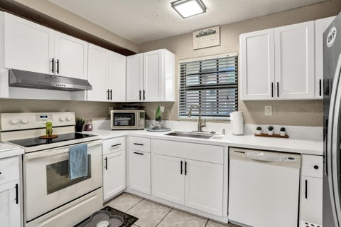 Tiny photo for 178 NW 115th Terrace, Plantation, FL 33325 (MLS # B26086182)