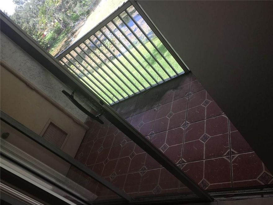 Very nice apartment, all tile floor, lake view, near schools, restaurant, banks and shops,screened porch.1 Pet allowed with a pet-deposit not refundable, must be 20 lbs or under.