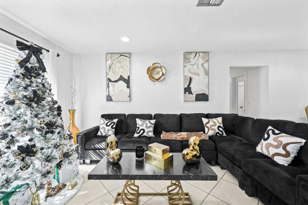 Photo of 237 SW 5th Avenue, Boynton Beach, FL 33435 (MLS # R11151583)