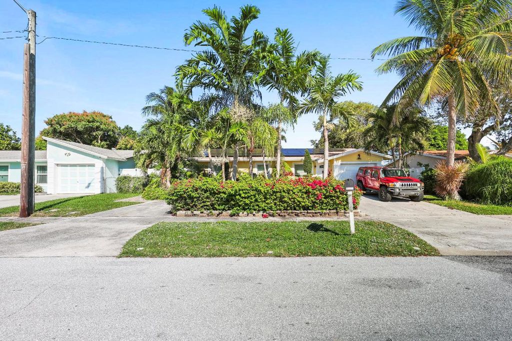 Photo of 237 SW 5th Avenue, Boynton Beach, FL 33435 (MLS # R11151583)