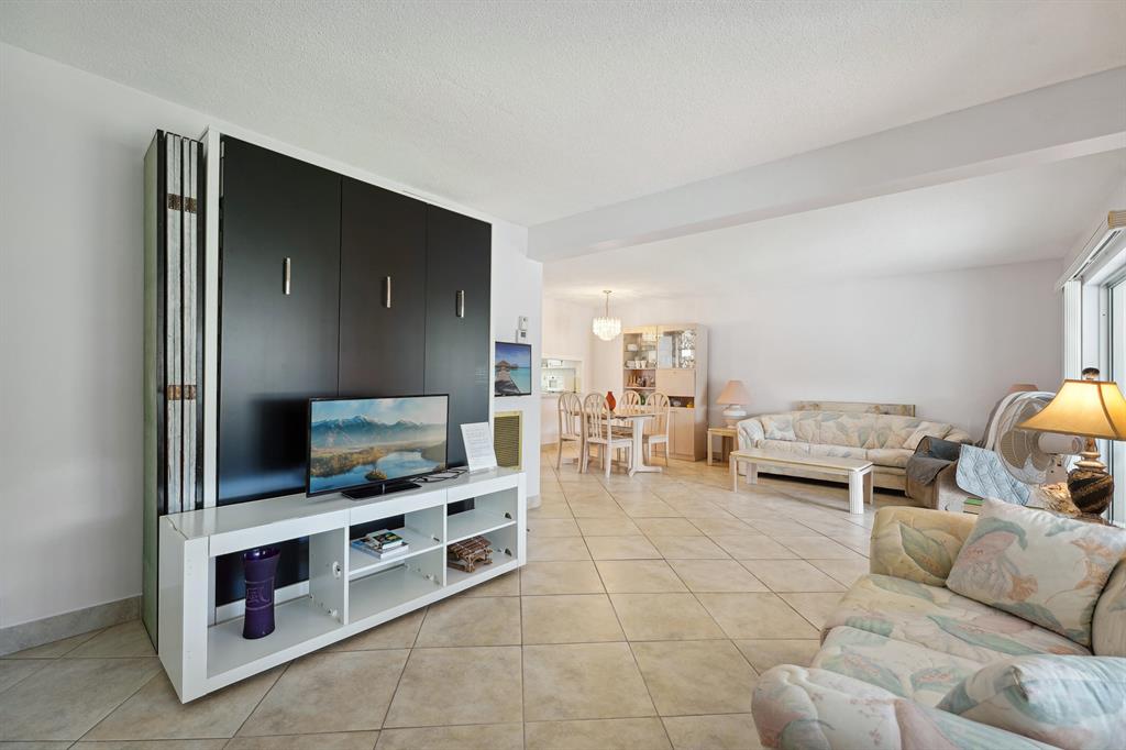 FULLY FURNISHED Condo L-shape floorplan 1 bedrooms /1.5 bathroom, Den with brand new murphy bed that can be easily used as 2nd bedroom, Large patio with garden view. Well maintained community offering two pools, sauna, complimentary shuttle bus. Great location just 10 minutes to the beach.