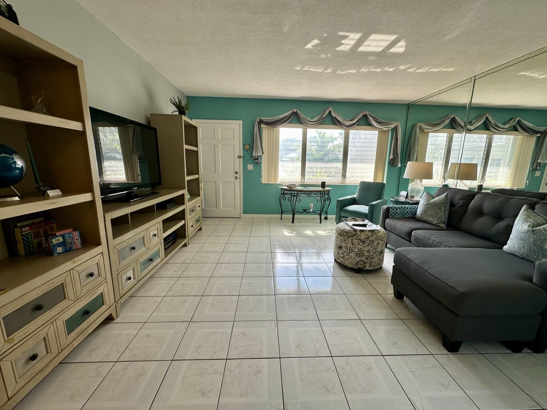 DELRAY COLONIAL INC - Residential Lease