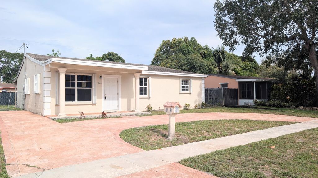 Photo of 541 N 68th Way, Hollywood, FL 33024 (MLS # B26031695)