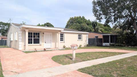 Photo of 541 N 68th Way, Hollywood, FL 33024 (MLS # B26031695)