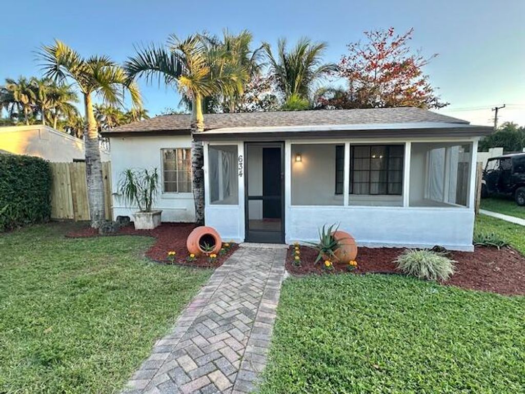 Photo of 634 Oak Street, Boynton Beach, FL 33435 (MLS # R11169900)