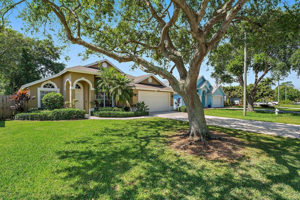 Photo of 6310 Garrett Street, Jupiter, FL 33458 (MLS # R10791587)