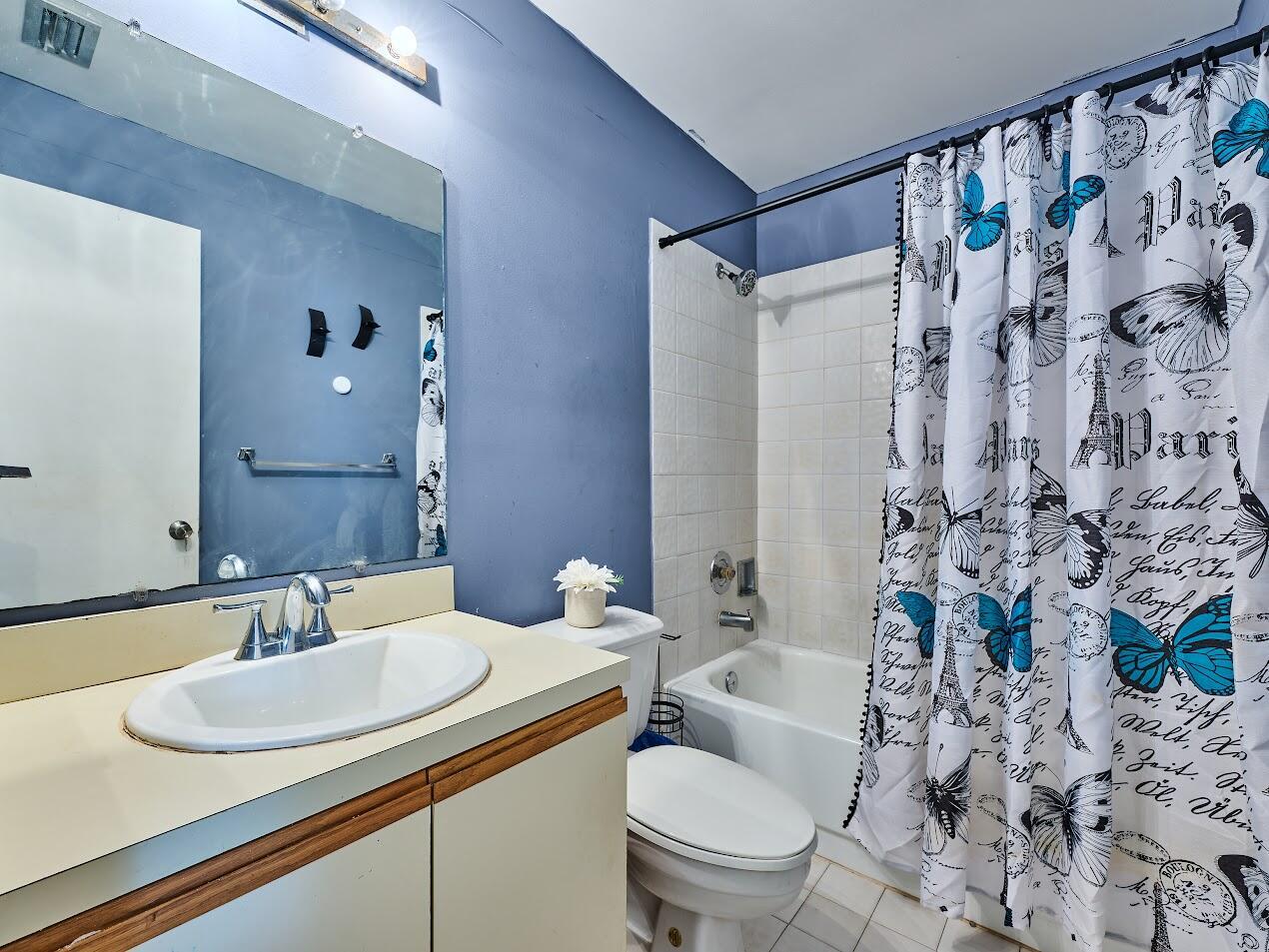 STRATHMORE GATE WEST UNIT - Residential