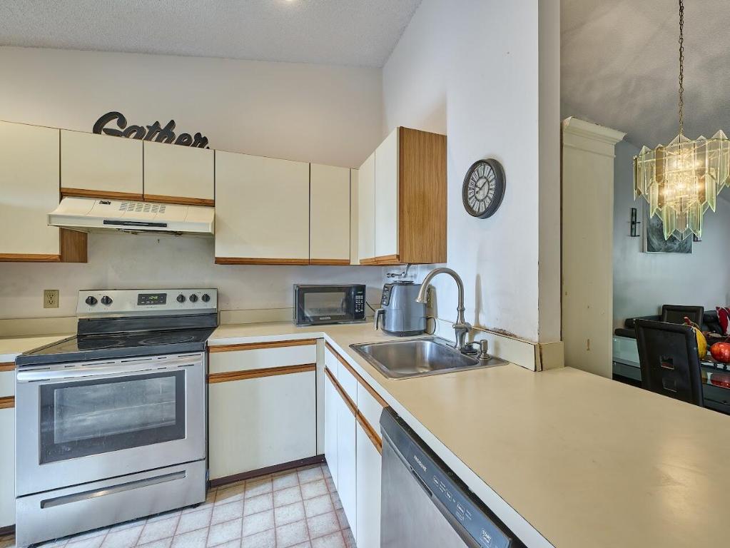 STRATHMORE GATE WEST UNIT THREE - Residential