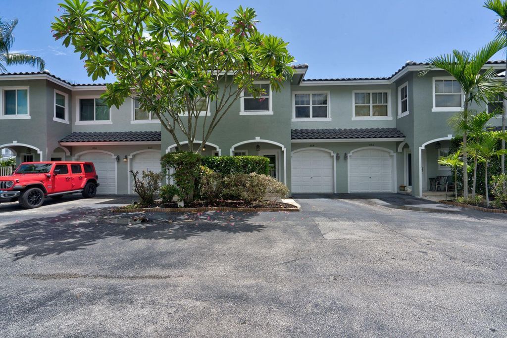 Photo of 804 SW 4th Avenue, Fort Lauderdale, FL 33315 (MLS # R11014463)