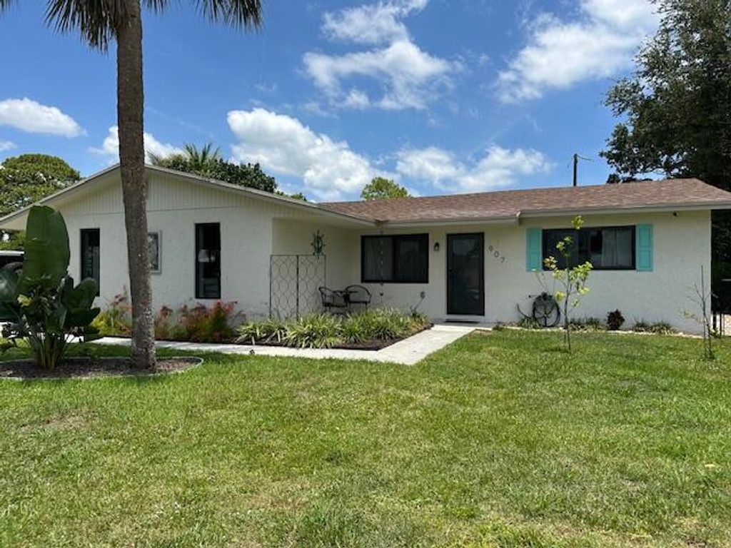 Photo of 907 SE Lake Street, Stuart, FL 34994 (MLS # R11092445)