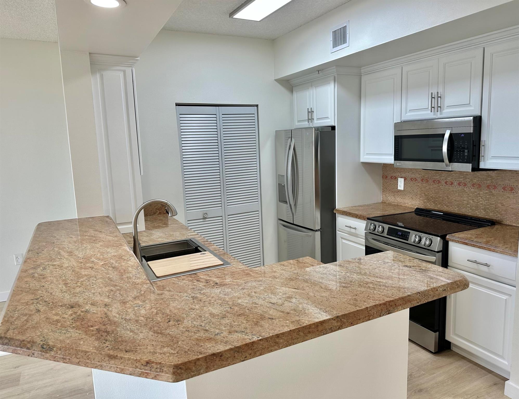 HYPOLUXOS MARINERS CAY CONDO - Residential