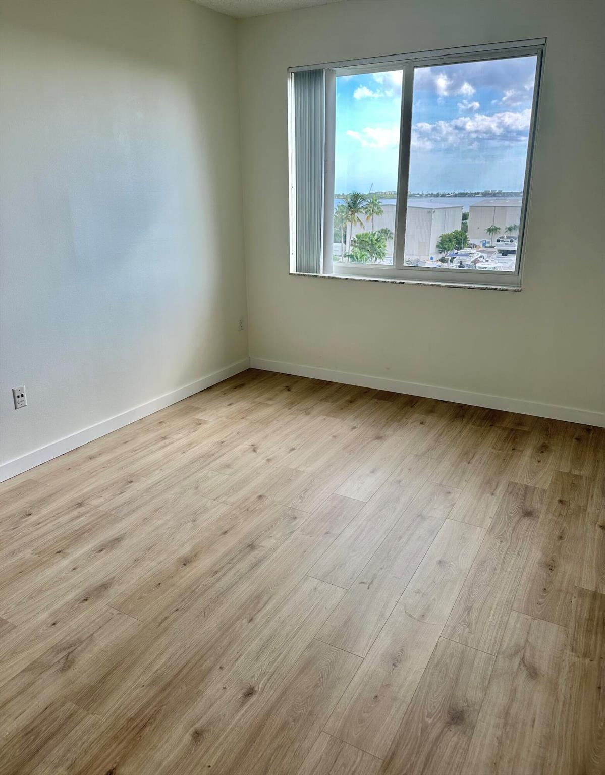 HYPOLUXOS MARINERS CAY CONDO - Residential