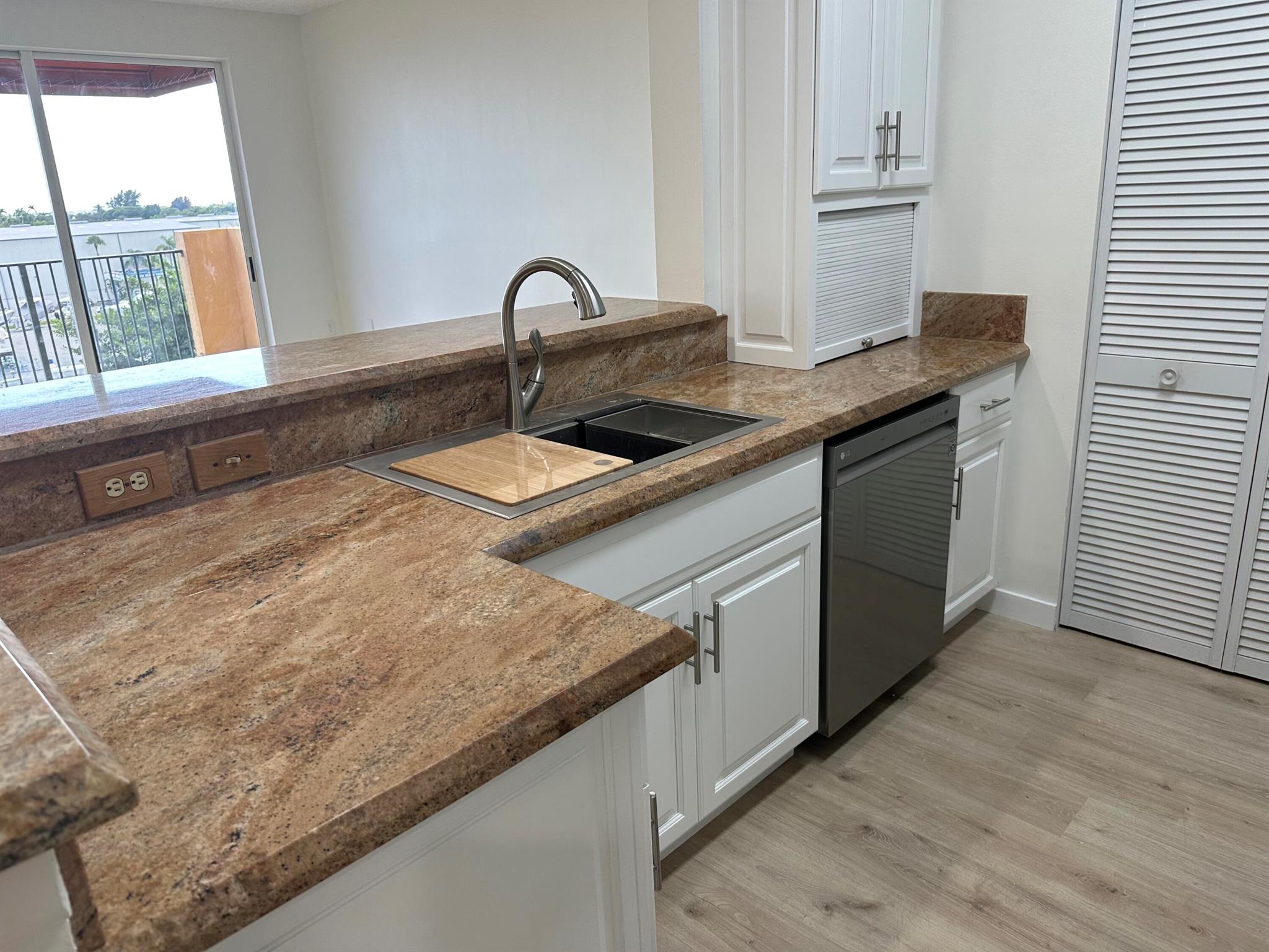 HYPOLUXOS MARINERS CAY CONDO - Residential