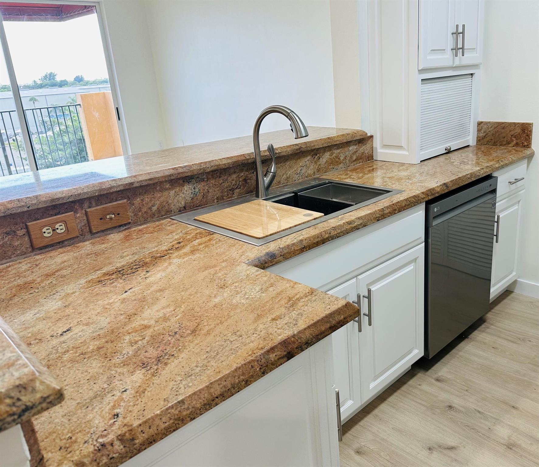 HYPOLUXOS MARINERS CAY CONDO - Residential