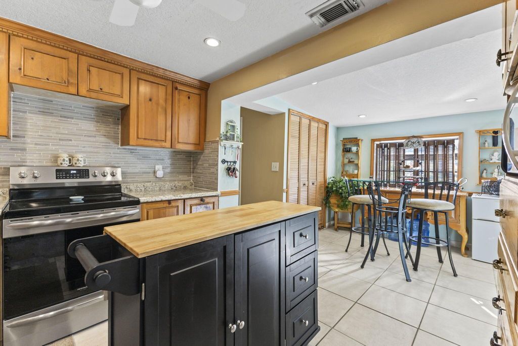 Photo of 367 Barraclough Street, Fort Pierce, FL 34982 (MLS # R11042603)
