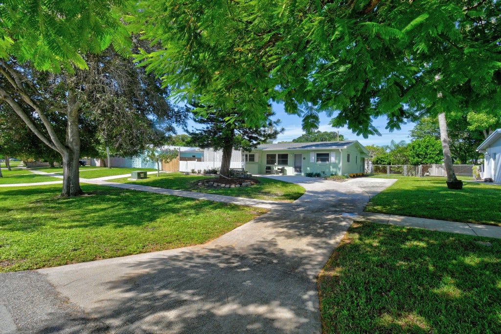 Photo of 12229 COLONY Avenue, Palm Beach Gardens, FL 33410 (MLS # B26083340)