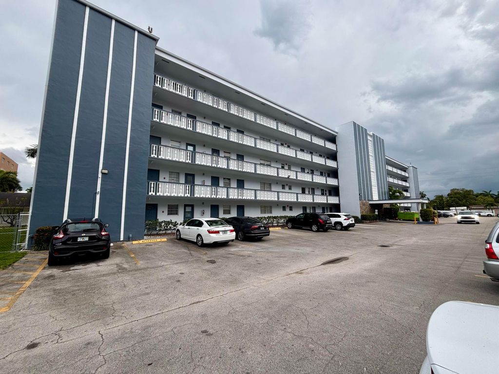 Photo of 232 NE 12th Avenue #501, Hallandale Beach, FL 33009 (MLS # B26018553)