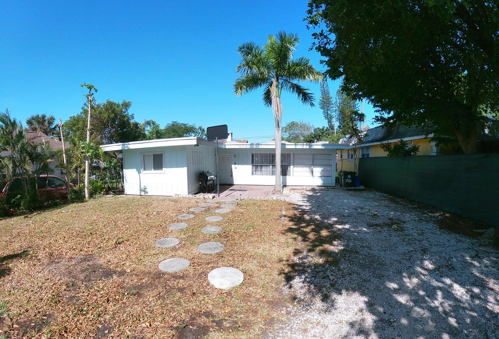 Photo of 1720 Lavue Avenue, Lake Worth Beach, FL 33460 (MLS # R10958418)