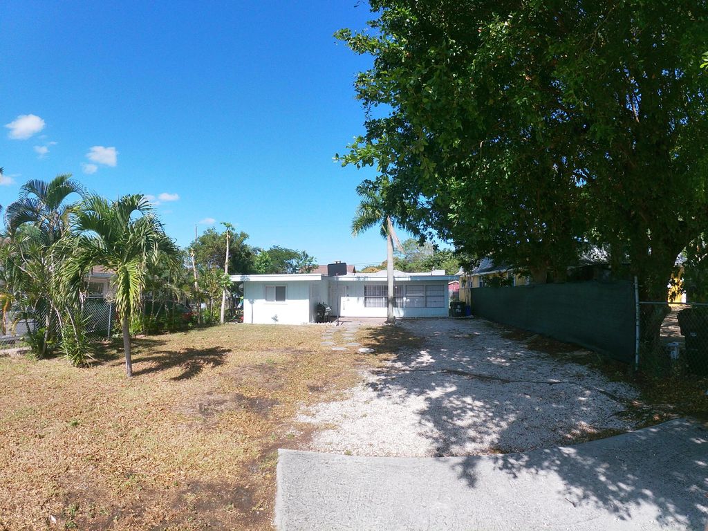 Photo of 1720 Lavue Avenue, Lake Worth Beach, FL 33460 (MLS # R10958418)