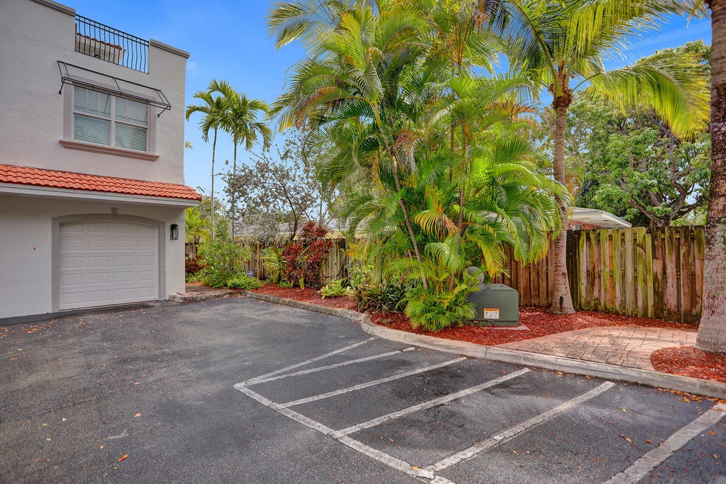 Photo of 728 NE 7th Avenue, Fort Lauderdale, FL 33304 (MLS # B26081347)