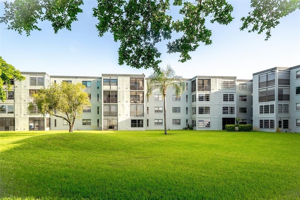Photo of 9440 SW 8th Street #308, Boca Raton, FL 33428 (MLS # B26030120)