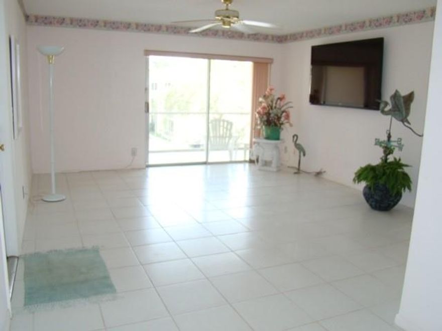 ABSOLUTELY BEAUTIFUL, CLEAN, OVERSIZED 1 BEDROOM IN OAKS OF BOCA.  WALKING DISTANCE TO FAU, WHOLE FOODS, MINUTES FROM TOWN CENTER MALL, I95, BEACH.  TENANT OCCUPIED UNTIL 12/19