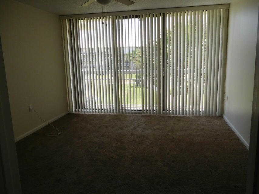 2561 Village Boulevard 306, West Palm Beach, FL, 33409/$210,000 4 2561 Village Boulevard 306