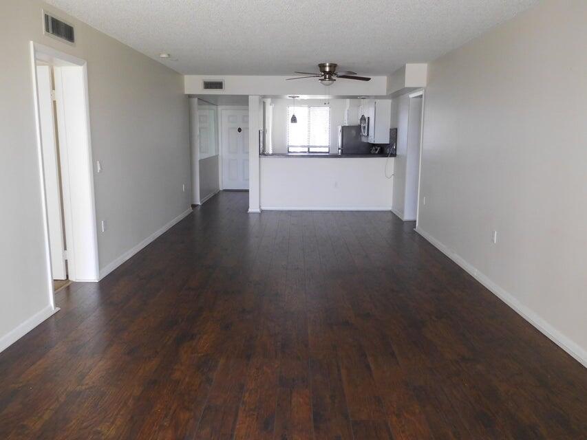 2561 Village Boulevard 306, West Palm Beach, FL, 33409/$210,000 3 2561 Village Boulevard 306