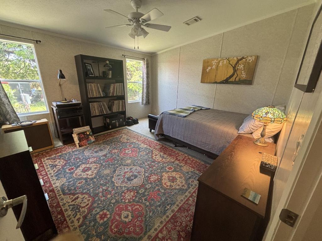 COUNTRY KNOLLS - Residential