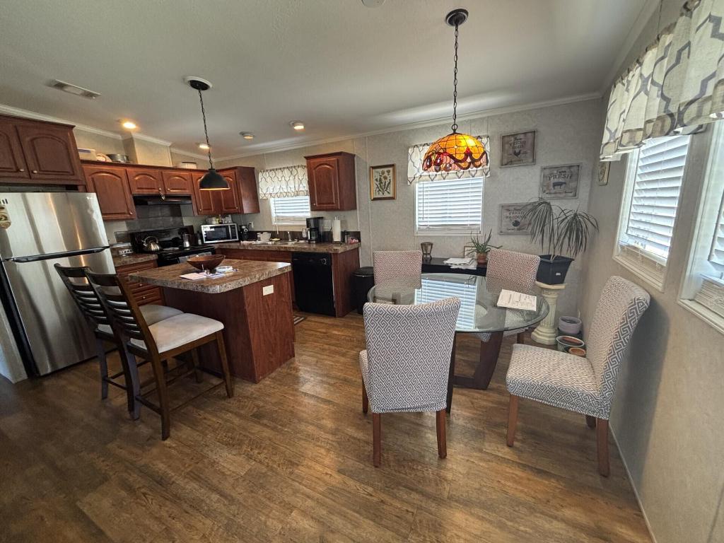 COUNTRY KNOLLS - Residential