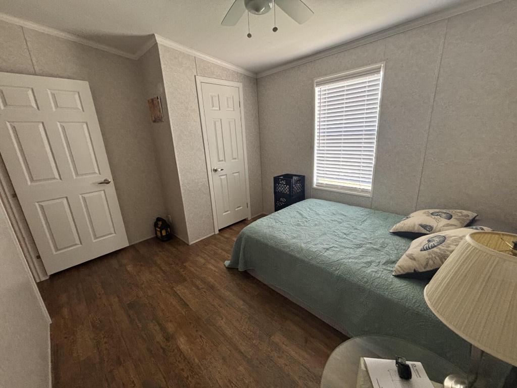 COUNTRY KNOLLS - Residential