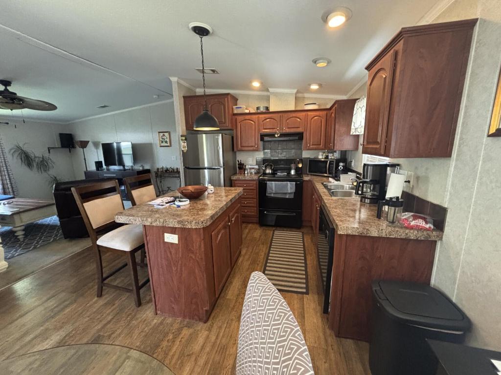 COUNTRY KNOLLS - Residential