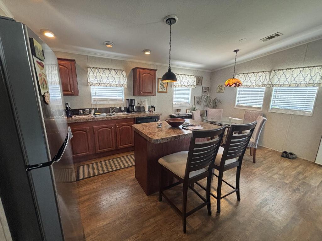 COUNTRY KNOLLS - Residential