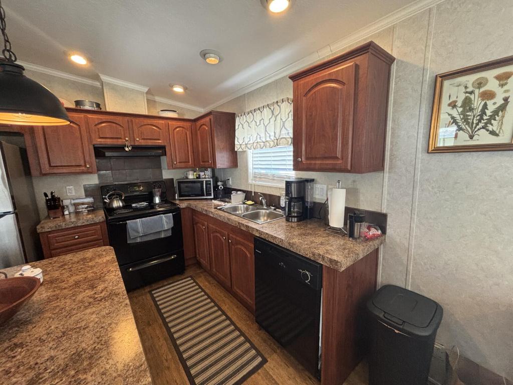 COUNTRY KNOLLS - Residential