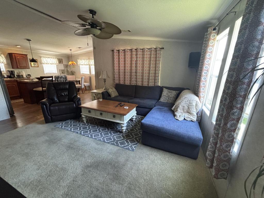 COUNTRY KNOLLS - Residential