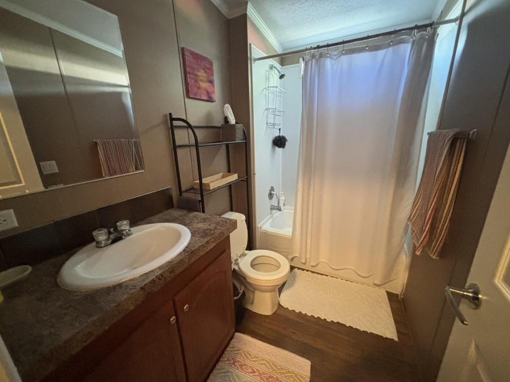 COUNTRY KNOLLS - Residential