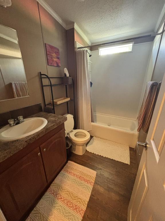 COUNTRY KNOLLS - Residential