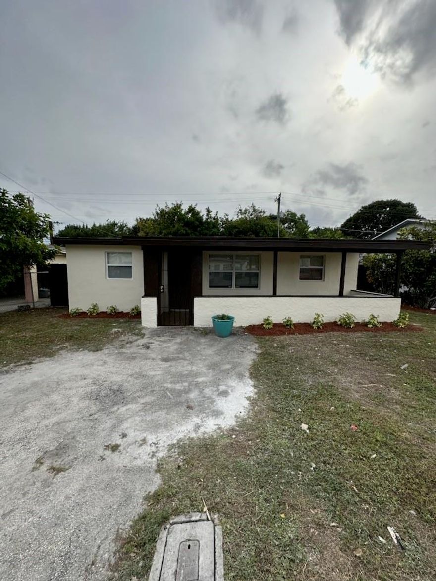 GORGEOUS 3 BEDROOM 2 BATH HOME IN WEST GLEN, IMMACULATE & UPDATED, BEAUTIFUL KITCHEN FEATURING GRANITE COUNTER TOPS, STAINLESS STEEL APPLIANCES, ...MOVE IN READY... YOU WON'T BE DISAPPOINTED!