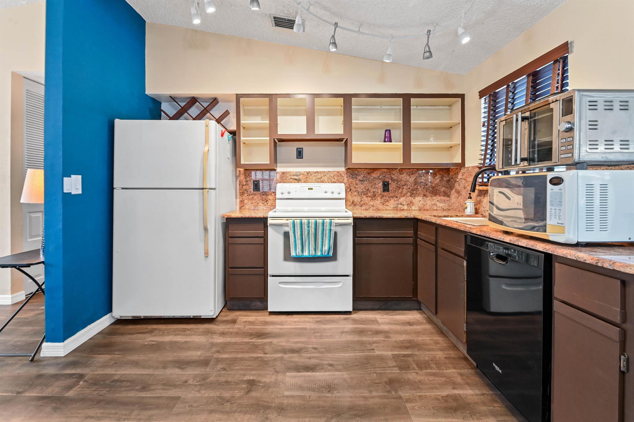 COUNTERPOINT ESTATES - Residential