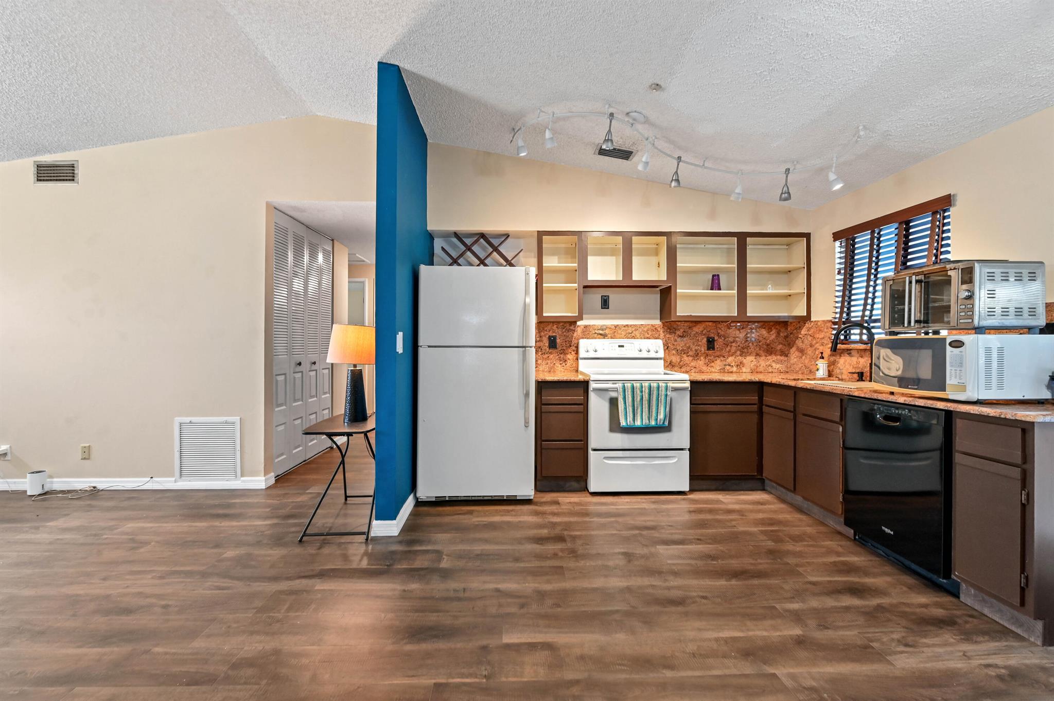 COUNTERPOINT ESTATES - Residential