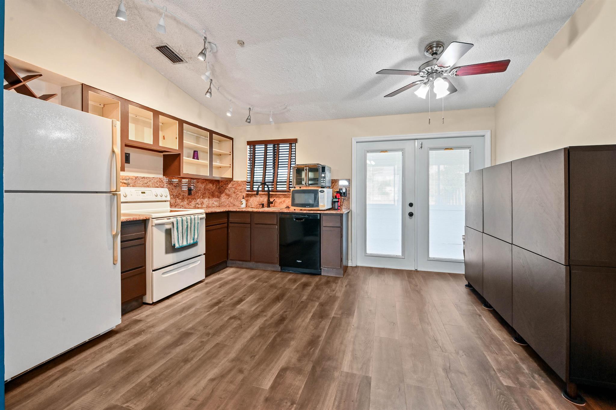 COUNTERPOINT ESTATES - Residential