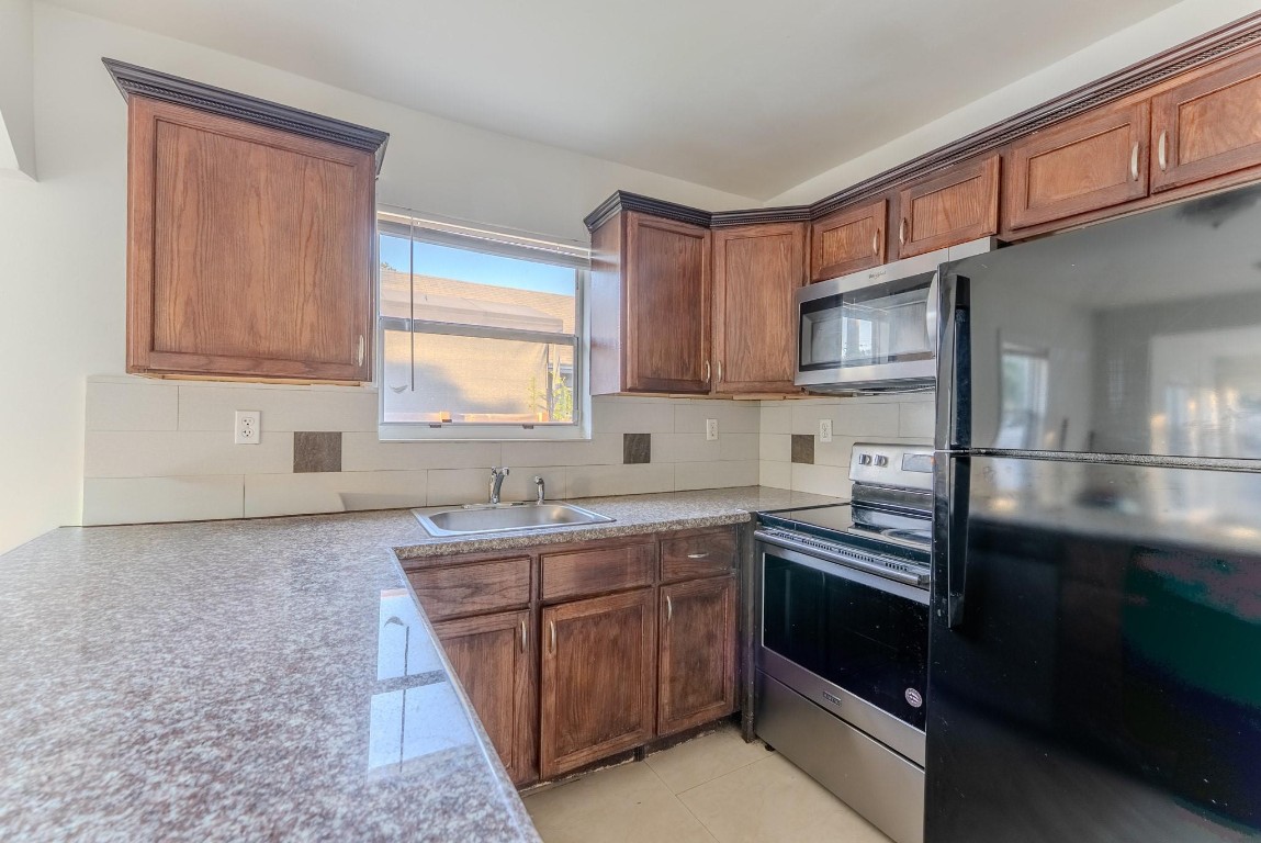 HOLLYWOOD LITTLE RANCHES - Residential