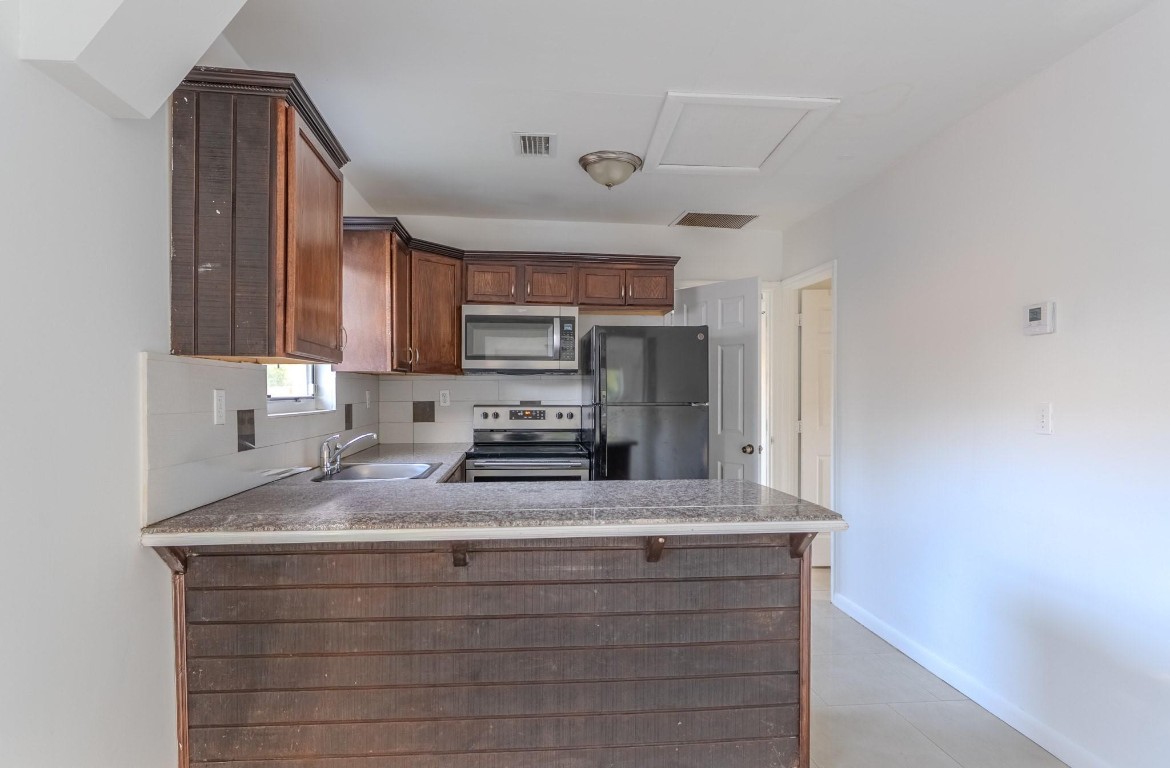 HOLLYWOOD LITTLE RANCHES - Residential