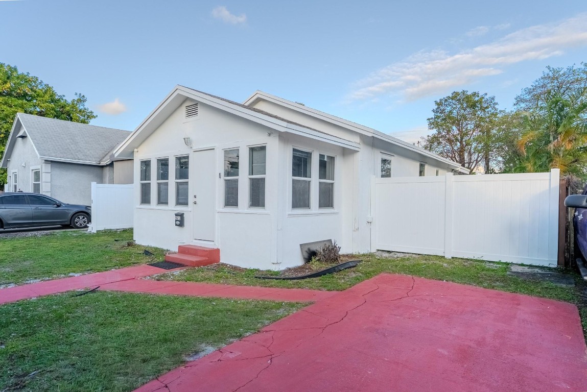 HOLLYWOOD LITTLE RANCHES - Residential